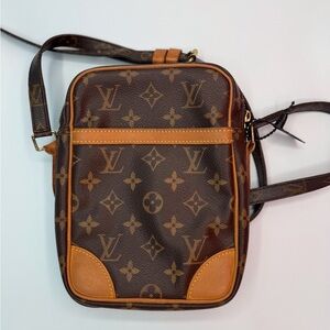 LOUIS VUITTON VINTAGE DANUBE-Authentic
